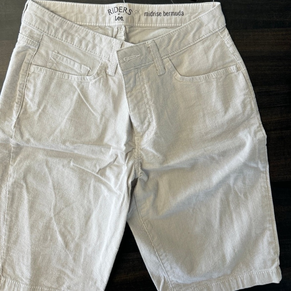 Riders by Lee Women's Shorts in White/light Gray and Blue - Picture 4 of 5